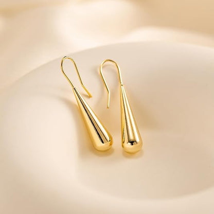 Saga – Eleganta droppformade örhängen i guldtonad finish