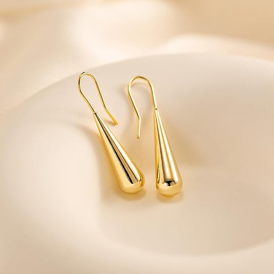 Saga – Eleganta droppformade örhängen i guldtonad finish