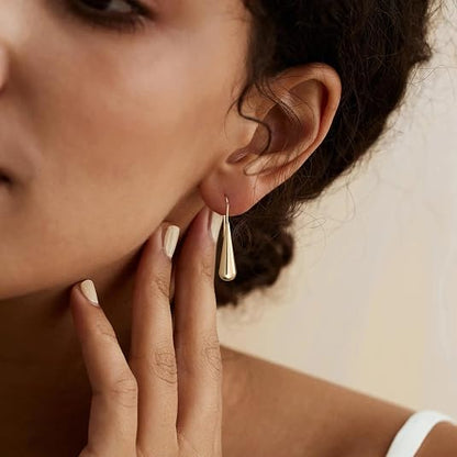 Saga – Eleganta droppformade örhängen i guldtonad finish