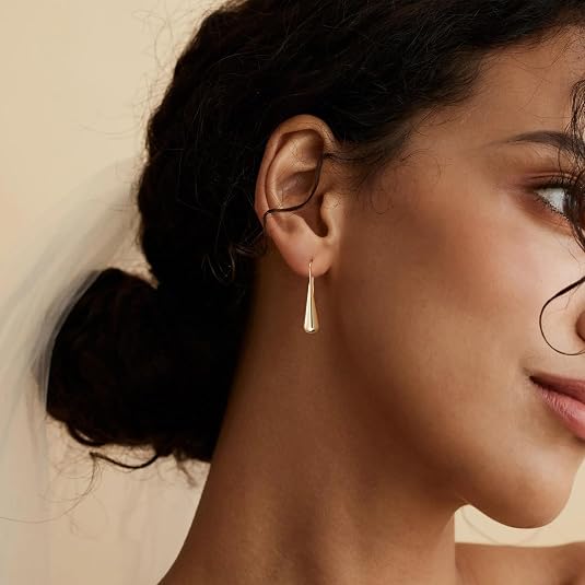 Saga – Eleganta droppformade örhängen i guldtonad finish