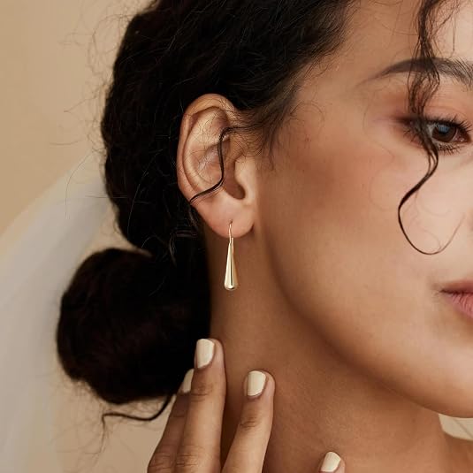 Saga – Eleganta droppformade örhängen i guldtonad finish